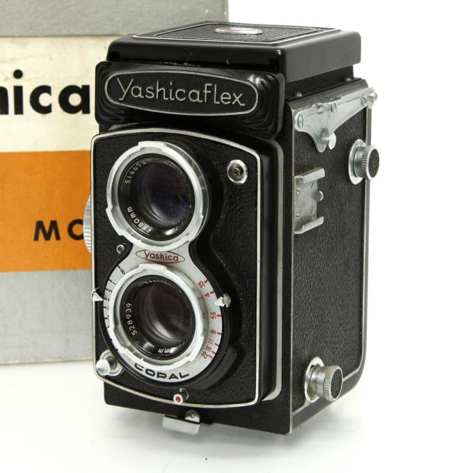 二眼レフカメラ　YASHICA FLEXファインダーに少し塵が見えます