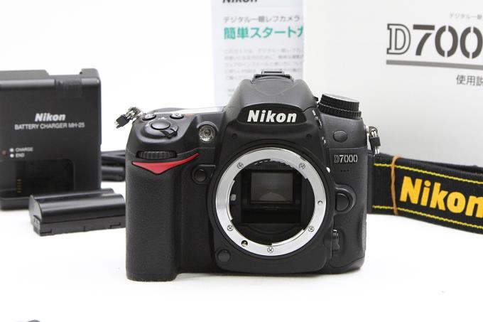 人気格安美品 Nikon D7000 ボディ 《 ショット数3952回 スレキズ少 デジタルカメラ