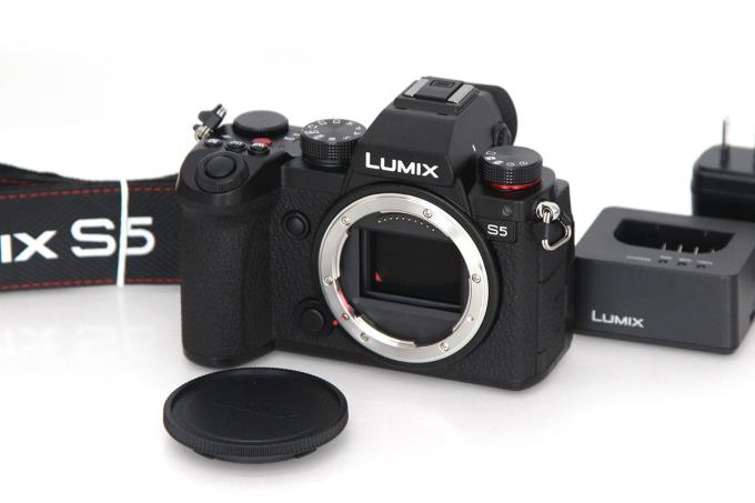 ビッグ割引 Panasonic Lumix S5 DC-S5 ショット数3619 デジタルカメラ ...