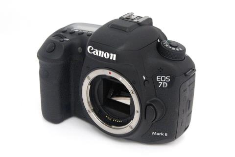 EOS 7D Mark II ボディ CA01-A9846-3Y2D-ψ