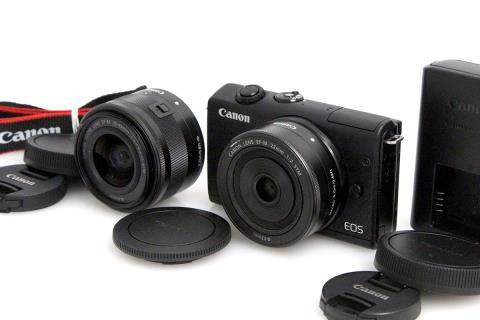 EOS M200 ダブルレンズキット ブラック CA01-A10628-3Y1A-ψ