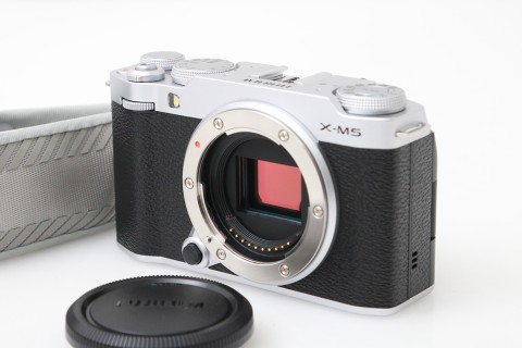 FUJIFILM X-M5 ボディ [シルバー] （センサー清掃済み） CA01-M5202-2Q1A