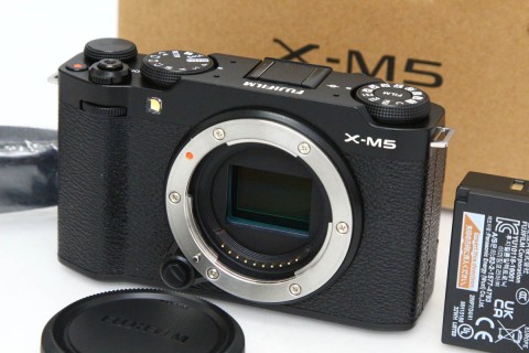 FUJIFILM&nbsp;X-M5&nbsp;ボディ&nbsp;[ブラック]&nbsp;CA01-R7257-2P4