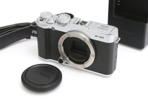 FUJIFILM&nbsp;X-M1&nbsp;ボディ&nbsp;[シルバー]&nbsp;CA01-B7215-3Y2C