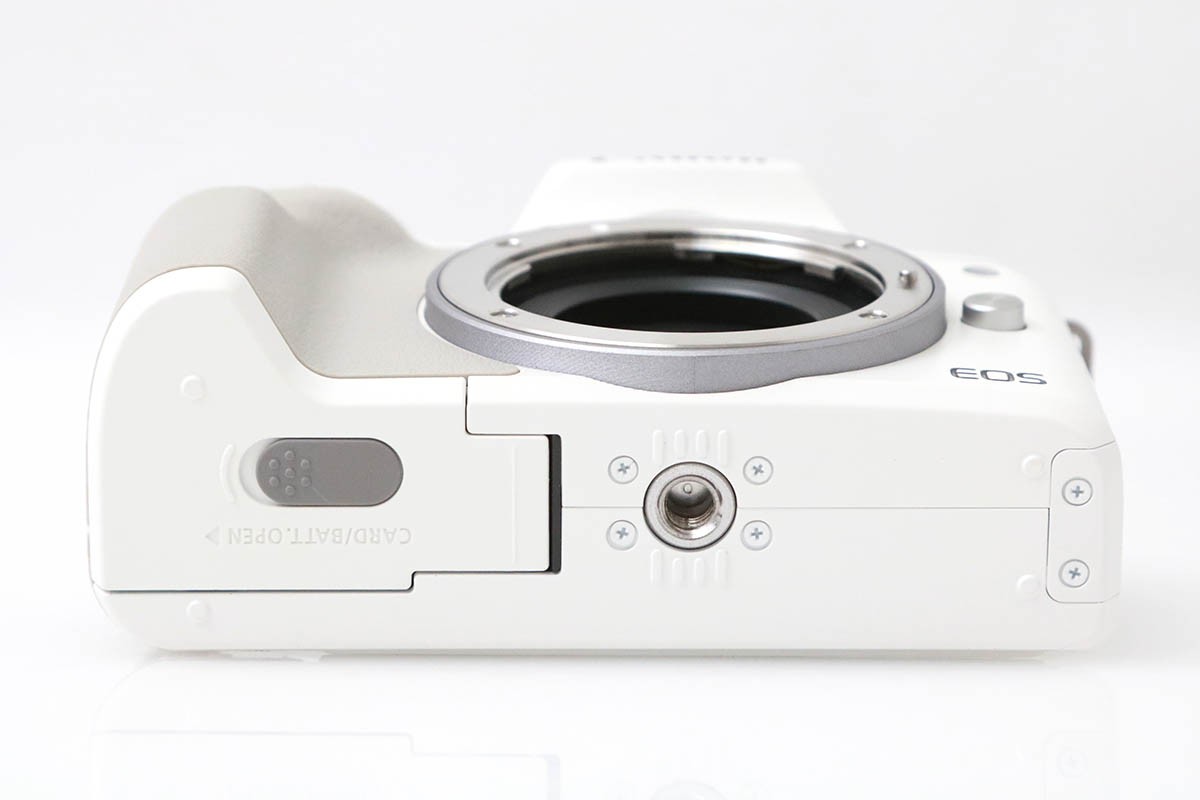 EOS Kiss M2 ボディ [ホワイト] CA01-M4665-2P2A | キヤノン