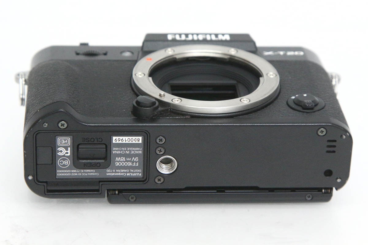 Fujifilm X-T200 ミラーレスカメラボディ 富士フイルム、AFや動画性能が向上したミラーレスカメラ「X-T200