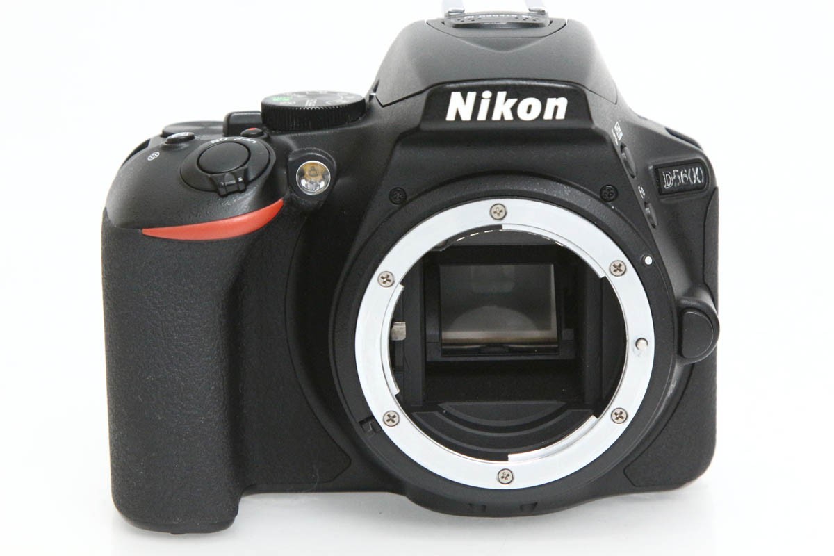 D5600 ダブルズームキット（純正予備バッテリー付き・センサー清掃済み