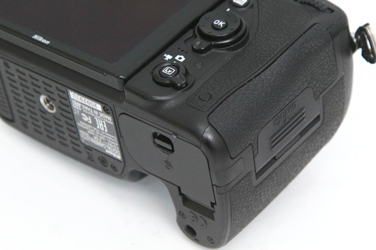 D750 ボディ（純正予備バッテリー付き） CA01-R4910-3V1C | ニコン